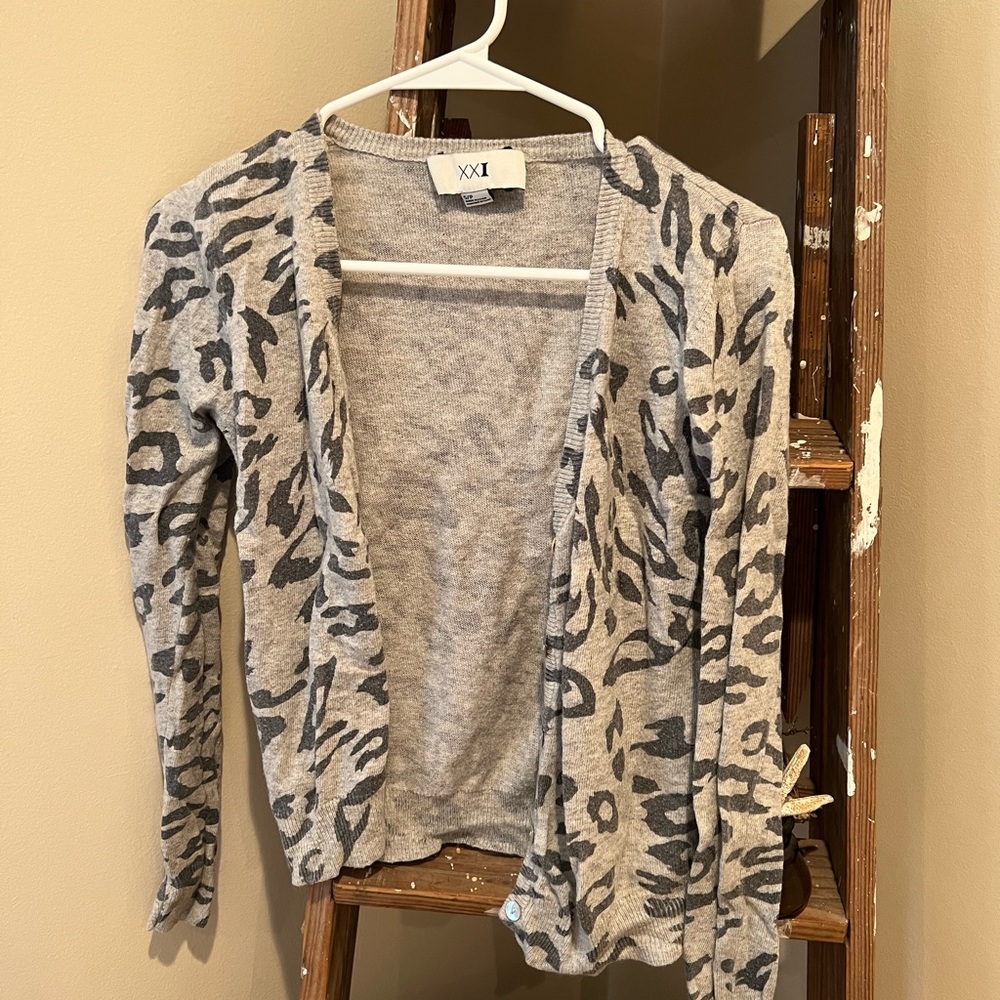 Gray Print Sweater 🤍